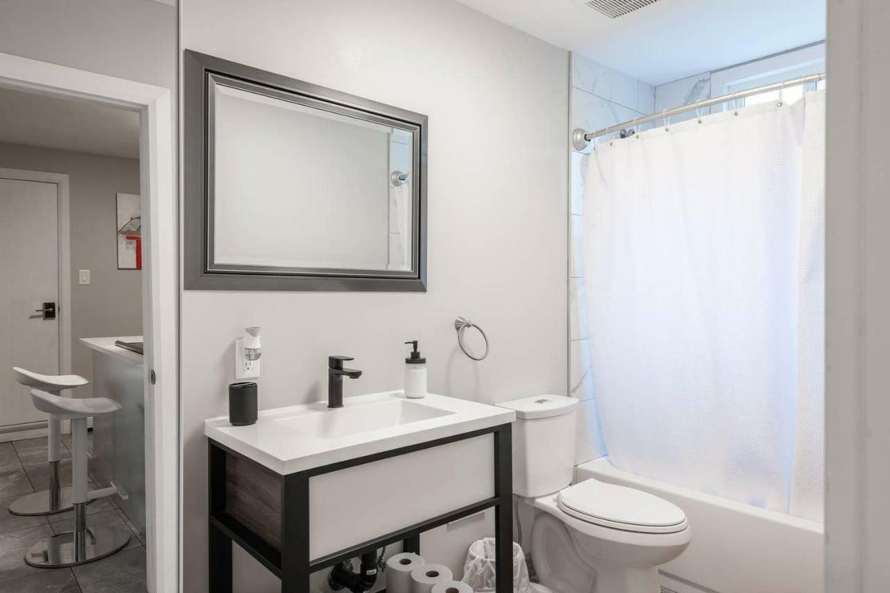 Entire 2 Bedroom Apartment Uptown Waterloo - E1 Экстерьер фото