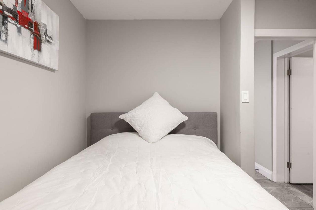 Entire 2 Bedroom Apartment Uptown Waterloo - E1 Экстерьер фото