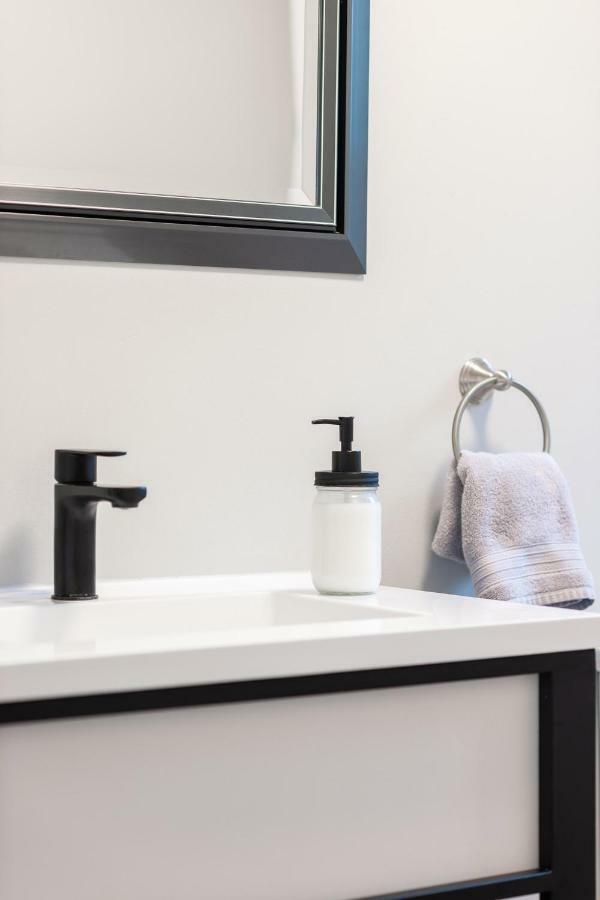 Entire 2 Bedroom Apartment Uptown Waterloo - E1 Экстерьер фото