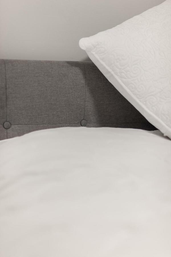 Entire 2 Bedroom Apartment Uptown Waterloo - E1 Экстерьер фото